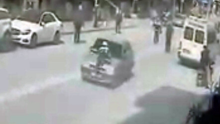Dur ihtarına uymadı, kadın polisi kaputun üzerinde sürükledi - yasam