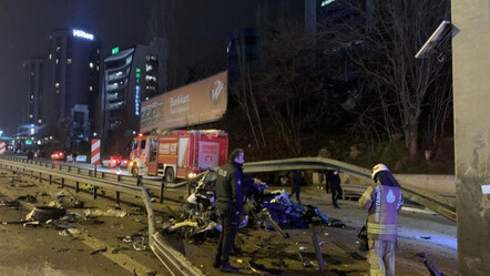 Feci kaza! Araç bariyerlere girdi, sürücü camdan fırladı - gundem