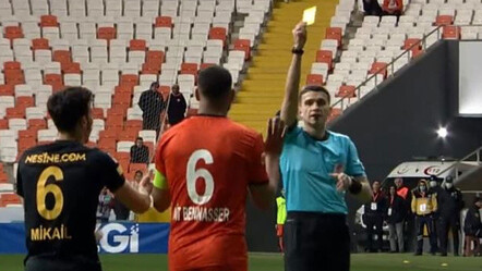 Hakem aynı futbolcuya 5 saniye içerisinde 3 kart gösterdi! - spor