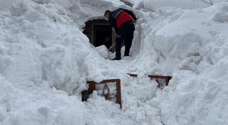 Kara gömülen evde mahsur kalan aileyi itfaiye ekipleri kurtardı - yasam