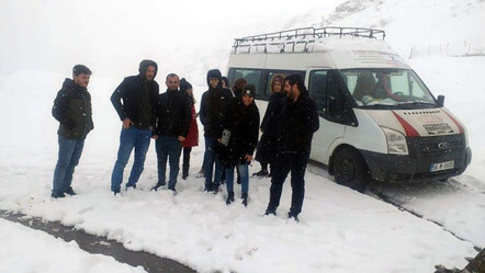 Karda mahsur kalan 10 öğretmen kurtarıldı - yasam