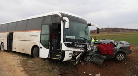 Katliam gibi kaza! Servis otobüsü ile otomobil çarpıştı - ekonomi
