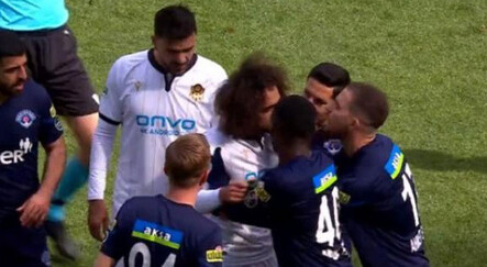 Malatya-Kasımpaşa maçında ilginç anlar! Sahayı terk etmek isteyen kaptanı rakip oyuncular tuttu - gundem