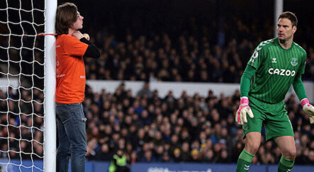 Premier Lig’de eşi görülmemiş protesto! Kendini kale direğine kelepçeledi - yasam