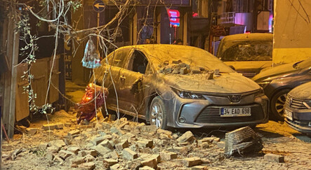 Beşiktaş'ta faciadan son anda dönüldü! Binanın çatısı yoldan geçen otomobilin üzerine düştü - gundem
