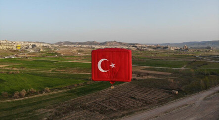 Dünyada bir ilk! En büyük bayrak figürlü balon Kapadokya’da havalandı - ekonomi