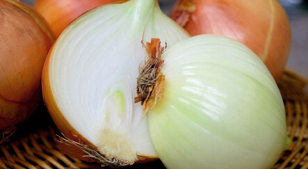 Etkisi inanılmaz! Soğanı kesip yatak odanıza koyun… Faydaları doktorları bile şaşırtıyor - saglik