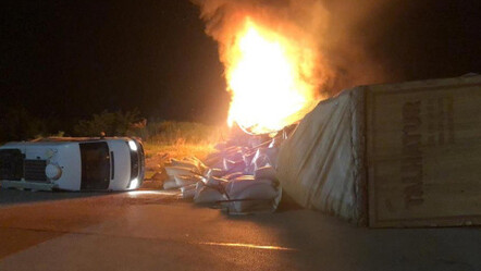 Feci kaza: 4 aracı biçerek devrilen tır alev aldı - yasam