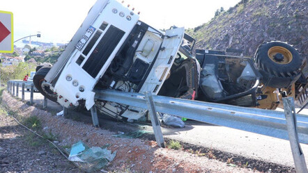 Feci kaza! Freni tutmayan çekici, üzerindeki iş makinesiyle birlikte devrildi - yasam