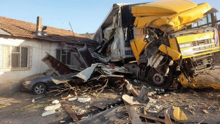 Feci kaza: Yoldan çıkan kamyon eve girdi - yasam
