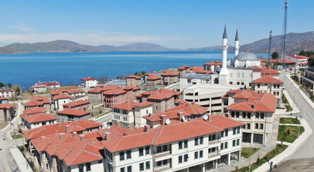 Göl manzaralı TOKİ evleri depremzedelere teslim edildi - ekonomi
