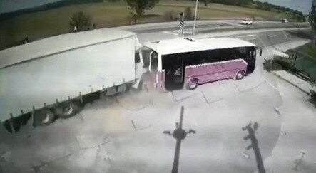 Kamyon yolcu otobüsüne çarptı: Ölü ve yaralılar var - yasam