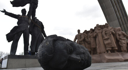 Kiev’de bulunan Rusya-Ukrayna Dostluk Anıtı yıkıldı - dunya