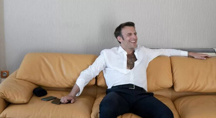 Macron'un 'maço' erkek pozları olay oldu! Fransa Cumhurbaşkanını o ünlüye benzettiler - dunya