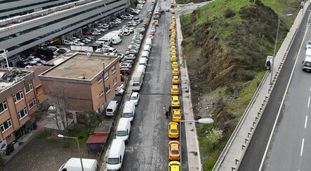 Taksiciler taksimetre ayarı için uzun kuyruklar oluşturdu - yasam