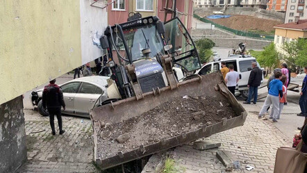Ümraniye'de panik dolu anlar! İş makinesi önüne geleni biçti - yasam
