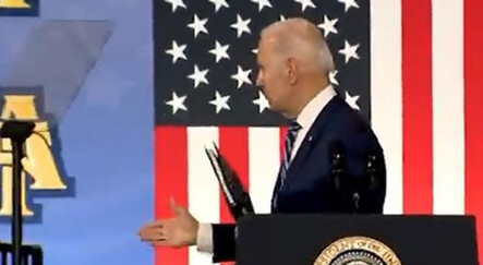 Yine gündem olmayı başardı! 79 yaşındaki ABD Başkanı Joe Biden boşlukla tokalaştı - dunya