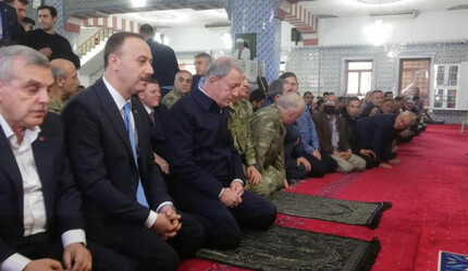 Bakan Akar, bayram namazını Balıklıgöl'de kıldı - gundem