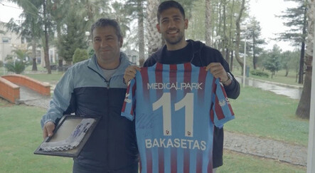 Bakasetas'ın çorabını ayağından alan Trabzonspor taraftarı Yunan yıldızla bir arada... - spor