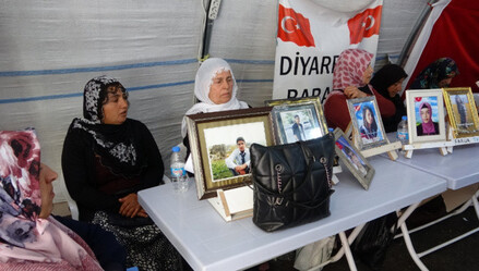 Evlat nöbeti 999. gününde: 'Hasta olan gençleri götürüp hayallerini çalıyorlar' - gundem