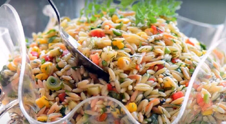 Hem doyurucu hem pratik: Rengarenk arpa şehriye salatası için haydi mutfağa! - YEMEK