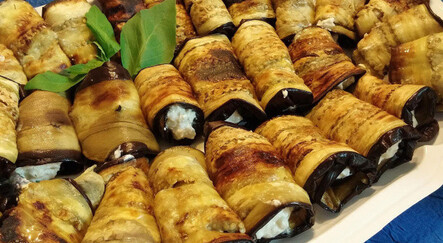 Hızlıca hazırlayıp açlığınızı bastırmak için leziz bir tarif: Peynirli patlıcan sarma - YEMEK