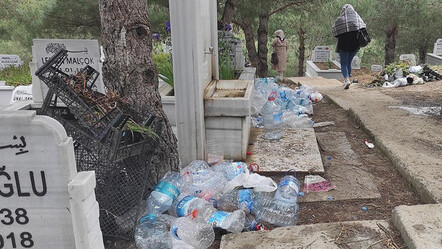 İstanbul'da tepki çeken görüntü: Mezarlıklarda çöp birikintileri - gundem