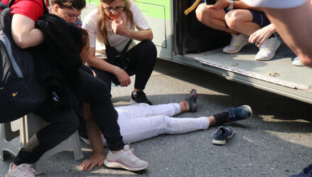 Karşıya geçmek isterken otobüs çarptı, yardım etmek isteyen sağlık çalışanına da tepki gösterdi - yasam