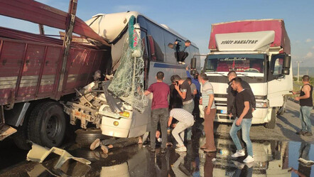 Manisa'da otobüs tıra çarptı: 1 ölü, 30 yaralı - yasam