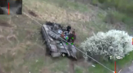 Rus askerleri ölüme tank üzerinde piknik yaparken yakalandı! Ukrayna kamikaze dron ile vurdu - dunya