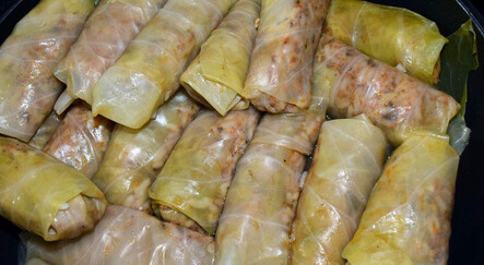 Üzerine yoğurtla tadına doyum olmuyor! Tüm püf noktalarıyla kıymalı lahana sarma tarifi - yemek