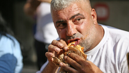 Adana'da yarışma: Bir oturuşta 7 acılı tost yedi - yasam