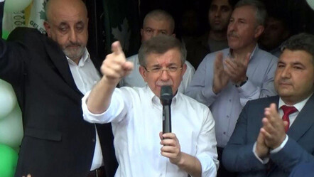 Ahmet Davutoğlu’na şok üstüne şok: Konuşması yarım kaldı, polis devreye girdi - gundem