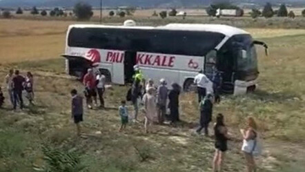 Denizli'de yolcu otobüsü tarlaya uçtu, çok sayıda yaralı var - yasam