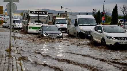 Dolu ve sağanak sokakları göle çevirdi: Araçlar mahsur kaldı - gundem