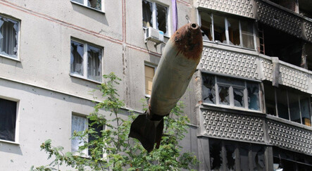 Harkov'da 9 katlı binanın çatısındaki bomba vinçle çıkarıldı - dunya
