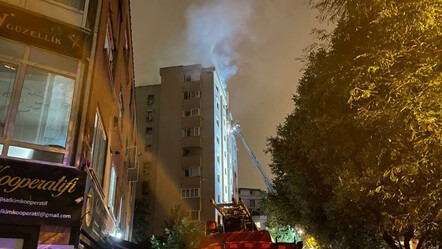 İstanbul'da korkutan yangın: 11 katlı binanın çatısı alev alev yandı - gundem