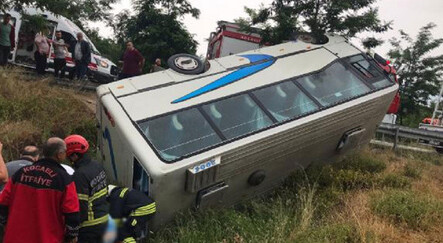 Kocaeli'de feci kaza! Midibüs şarampole devrildi: 17 yaralı - gundem