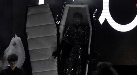 Konsere tabutta çıkan şarkıcı, sevenlerini şaşkına çevirdi - kultur-sanat