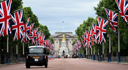 Kraliçe Elizabeth'in 70. yıl taht kutlama töreni Platin Jübile başladı - dunya