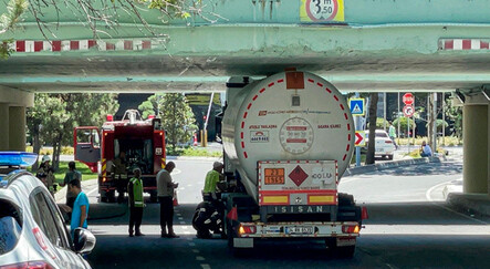 Bakırköy'de köprüye sıkışan gaz yüklü tır 1,5 saatte kurtarıldı - gundem