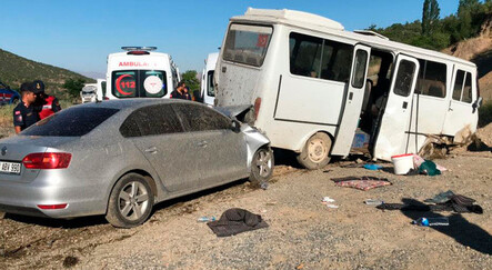 Elazığ'da feci kaza: İki araç birden şarampole sürüklendi 1'i ağır 17 kişi yaralı - yasam