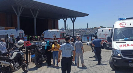 Karaköy'de korkunç kaza! Vapur iskeleye çarptı! Yaralılar var - gundem