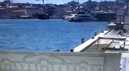 Karaköy'de vapurun iskeleye çarpma anı kamerada - gundem