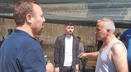 Kasaplar gazeteciye bıçak çekip darp etti!