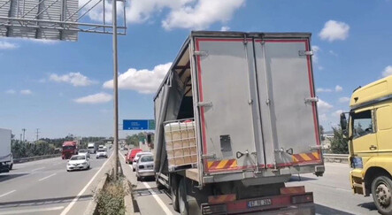 Kocaeli’nde faciadan dönüldü: Kimyasal sıvı dolu tanklar yolda devrildi - yasam