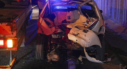 Şehitlik önünde korkunç kaza! Motosiklet otomobile ok gibi saplandı: 3'ü ağır 5 yaralı - yasam