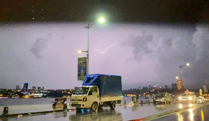 Şimşekler geceyi aydınlattı, İstanbul'da beklenen sağanak başladı - gundem