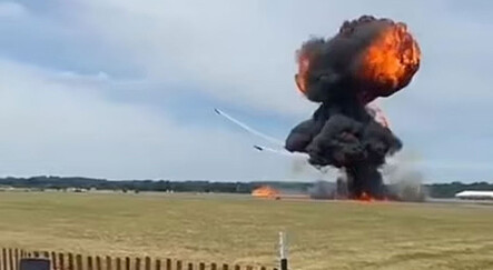 Uçaklarla yarış ölümle sonuçlandı! Kamyon ve şoförü yandı - dunya
