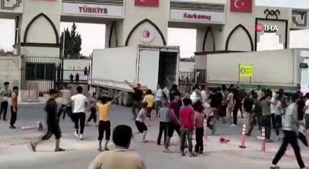 Esad ile görüşmeye karşı çıkan Suriyeliler Karkamış Gümrük Kapısı’na yürüdü - dunya